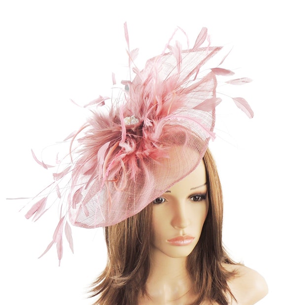 Magnifique Triple Rose Fascinator avec plumes et perles de verre dans Lovely Rose