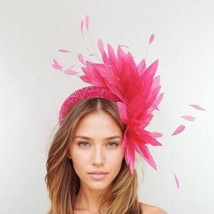 Gorący różowy wyściełany kryształowy pióropusz Kentucky Derby Fascinator kapelusz opaska na głowę wesele koktajl herbata przyjęcie ascot panie formalne okazje wyścigi kobieta