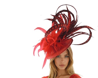 Cappello fascinator rosso e nero con piume: ideale per Kentucky Derby, Ascot, matrimoni e corse ippiche. Realizzato a mano.