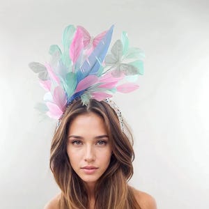 Różowa mięta Aqua Blue Pastel Kentucky Derby Ascot Fascinator Hat Butterfly Headpiece Hair Wyściełane kryształowe pióro Herbata przyjęcie weselne Lunch