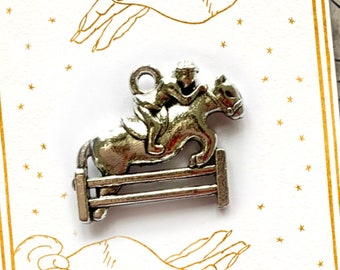 Horse Rider Show Jumping Charm Pendentif LeNormand Tarot Wicca Sorcellerie Argent Couleur Antique Casting Bijoux DIY Making Handmade Craft