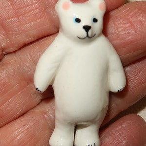 Vtg &quot;Flying Colors&quot; White Ceramic Polar Bear Brooch