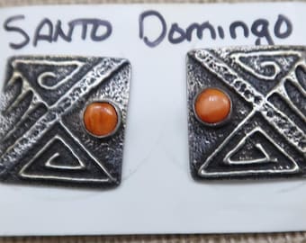 Pendientes vintage de toba fundida con coral rojo, firmados por Harod Lovato y Santa Domingo
