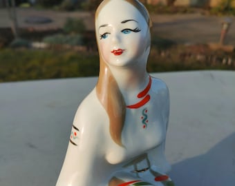 Rare figurine en porcelaine de l'URSS des années 1960 « Fille sur le rocher » (Usine de porcelaine Baranovsky (Baranovka))