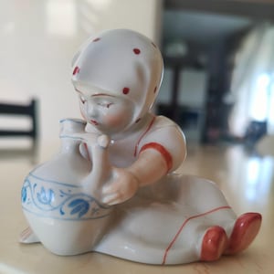 Porcelain figurine 1960s &quot;Girl with a jug&quot;. Manufactured by ZSOLNAY (Hungary)