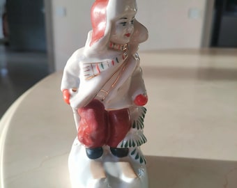 Vintage Sovjet-porseleinen beeldje verzamelobject porselein USSR jaren 1950 &quot;Jongen op ski&#39;s&quot; van ZHK Polonne