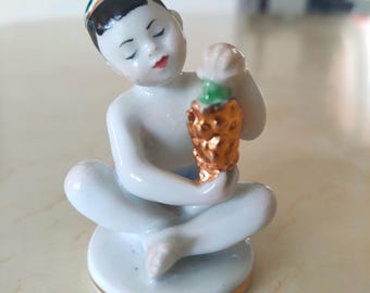 Vintage porseleinen beeldje voor verzamelaars USSR jaren 60 &quot;Jongen met druiven&quot; (Lomonosov Porcelain Factory (LFZ))
