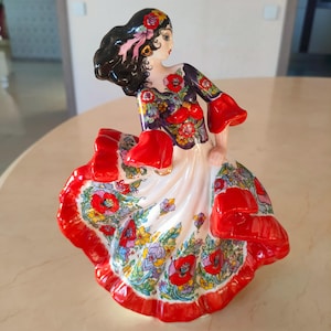 ソ連、ロシア製　磁器像　ダンサー　ビンテージ ソ連、1960年代の磁器製置物「踊る火の乙女」。シセルト磁器工場
