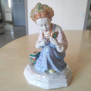 Rare Vintage Collectible Porcelain Figurine USSR 1956 "Malachite box" (Dulevo Porcelain Factory)