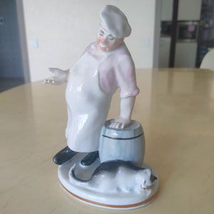 Figura coleccionable de porcelana vintage de la URSS &quot;El cocinero y el gato&quot; (Fábrica de Porcelana Lomonosov (LFZ))