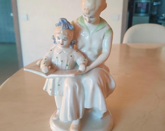 Vintage Sovjet-porseleinen beeldje verzamelobject porselein USSR jaren 60 &quot;Moeder en meisje lezen een boek&quot; door ZHK Polonne