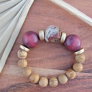 Burgund Holz- und Naturstein Perlenarmband Stein Schmuck Boho Strandarmband Boho-Schmuck Beachy Armband Geschenk für sie