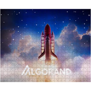 Puede incluir: Un transbordador espacial rojo y blanco despegando contra un cielo azul con nubes blancas y estrellas. La palabra "ALGORAND" está escrita en letras blancas debajo del transbordador.