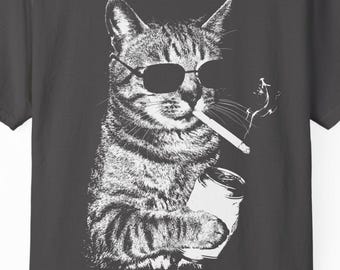 Camiseta Comfort Colors® Cool Cat Fumando un Cigarrillo / Gafas de Sol con Gráfico de Gatito