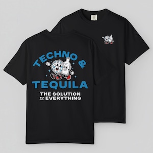Puede incluir: Dos camisetas negras con un dise&ntilde;o de dibujos animados. El dise&ntilde;o presenta una bola de discoteca y una botella de tequila con brazos y piernas. El texto dice "TECHNO & TEQUILA" en azul y "THE SOLUTION TO EVERYTHING" debajo.