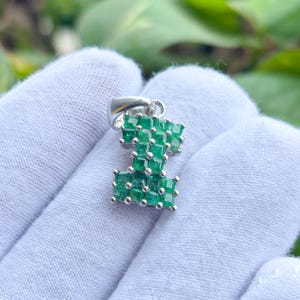Colgante con la letra "I" de esmeralda en plata 925 elaborado a mano: un toque lujoso de complejidad para la elegancia cotidiana: regalo ideal para ocasiones especiales