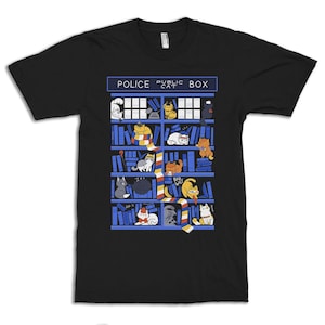 Police Box Library Cats T-shirt, herr- och damstorlekar
