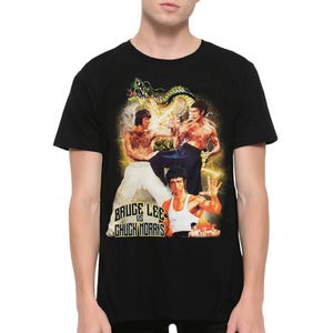 Könnte beinhalten: Schwarzes T-Shirt mit einer Grafik von Bruce Lee und Chuck Norris in einer Kampfsportpose, mit einem Drachen und dem Text "Bruce Lee vs Chuck Norris". Die Grafik ist in Gelb-, Orange- und Grüntönen gehalten.
