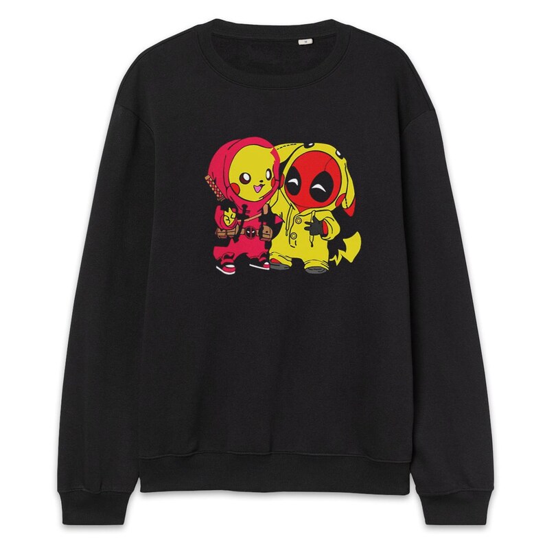 Puede incluir: Sudadera negra con un gr&aacute;fico de dibujos animados de dos personajes. Uno es rojo y amarillo, como Pikachu, y el otro es amarillo y rojo, como Deadpool. Se abrazan. La sudadera est&aacute; hecha de un material suave.