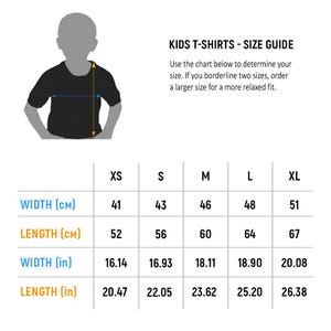 以下が含まれることがあります： 子供用Tシャツのサイズガイド。センチメートルとインチの測定値が記載されています。XSからXLまでのサイズがあり、幅と長さの寸法が示されています。ガイドには子供のシルエットとサイズの選び方の説明が含まれています。