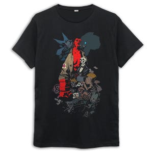 Puede incluir: Camiseta negra con un diseño de un personaje rojo con gabardina, fumando un cigarrillo, rodeado de calaveras y otras figuras. El diseño incluye detalles en azul, blanco y beige. Una camiseta única para los fanáticos de los cómics.