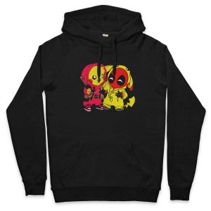 Puede incluir: Sudadera con capucha negra con un gr&aacute;fico de dos personajes de dibujos animados, uno con un atuendo rojo y otro con un atuendo amarillo. El gr&aacute;fico est&aacute; centrado en la parte delantera de la sudadera.