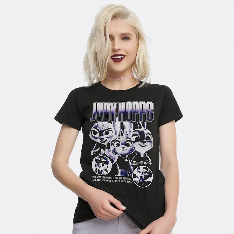 Pu&ograve; includere: T-shirt nera con la scritta "JUDY HOPPS" in viola e bianco, e una grafica dei personaggi del film Zootropolis. La maglietta include anche la citazione "NO MATTER WHAT TYPE OF ANIMAL YOU ARE, CHANGE STARTS WITH YOU."