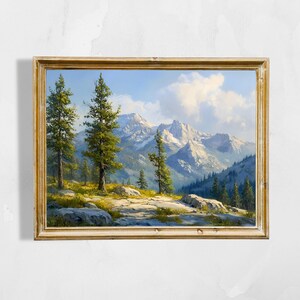 Könnte beinhalten: Ein gerahmtes Ölgemälde, das eine Berglandschaft mit einer Gruppe von Kiefern im Vordergrund zeigt. Die Berge sind schneebedeckt und der Himmel ist blau mit weißen Wolken.