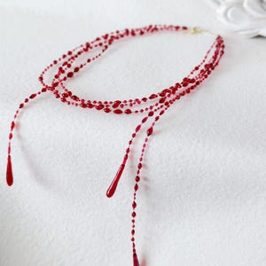 Collier goutte goutte de sang de vampire en résine rouge, collier pull long gothique couche esthétique foncé, bijoux d'horreur faits main, cadeau d'Halloween