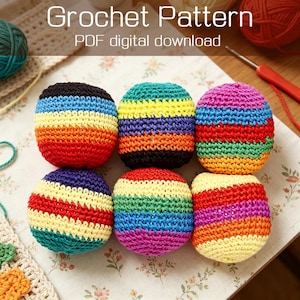 Puede incluir: Seis pequeñas bolas redondas de ganchillo con rayas horizontales en varios colores brillantes, incluyendo rojo, naranja, amarillo, verde, azul, morado y negro. El texto "Crochet Pattern PDF digital download" es visible en la parte superior.
