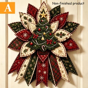 Puede incluir: Un tapiz de tela acolchada con un árbol de Navidad verde central con una estrella dorada, rodeado de pétalos puntiagudos en capas de color rojo, verde y crema con patrones de acebo y copos de nieve. El texto Non-finished product es visible.