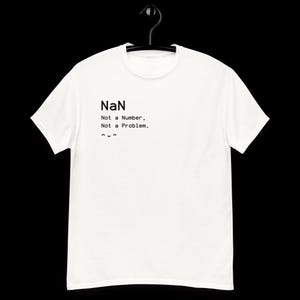 Op de afbeelding: Wit T-shirt met de tekst "NaN" bovenaan, gevolgd door "Not a Number, Not a Problem." Het shirt hangt aan een zwarte hanger tegen een zwarte achtergrond. Het shirt is een klassieke, casual stijl.