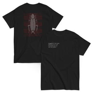 Puede incluir: Camisetas negras con texto y gráficos blancos. Una camiseta presenta un gráfico de una persona en una silla con detalles en rojo y el texto "Debugging is like being a detective in a crime movie where you are also the murderer."