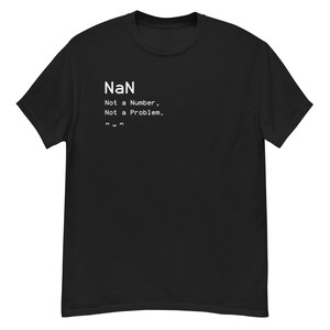 Puede incluir: Camiseta negra con texto blanco que dice "NaN Not a Number, Not a Problem". La camiseta tiene cuello redondo y mangas cortas. El texto está en una fuente sencilla sin serifa.