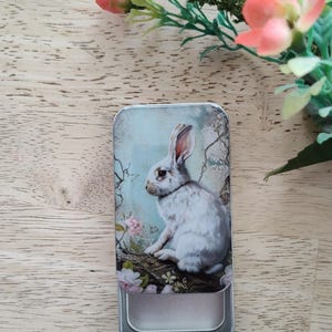 Scatola di latta Rabbit Notions, piccola, pasquale, nozioni, cucito, lavoro a maglia, portapillole, scatola di mentine, resina