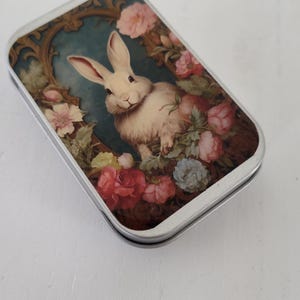 Scatola di latta Bunny Rabbit Resin Notions: cucito, maglia, portapillole
