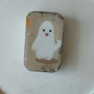 Bonita lata de artículos de fantasmas, gótica, Halloween, costura, tejido, pastillero, lata de tarjetas de regalo, lata de menta, resina
