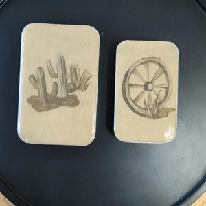 Vintage Western Notions Dose, Slide Top Dosen, Zweier-Set, Cowboy, Nähen, Stricken, Pillendose, Geschenkkartendose, Kaktus und Wagenrad, Minzdose
