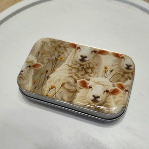 Caja de artículos de costura con tapa abatible de oveja: tejido, costura, pastillero