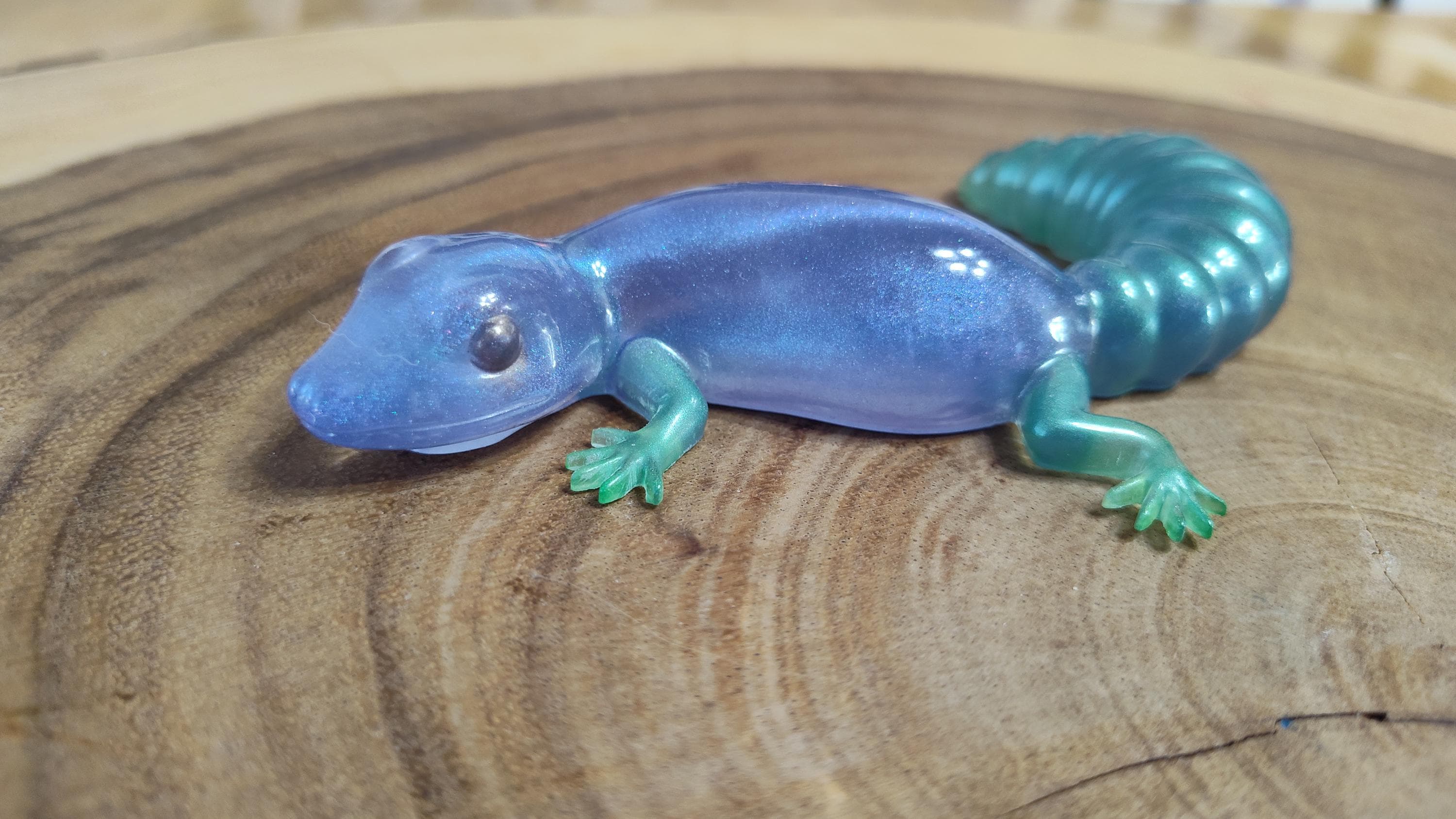 虹色に輝くエポキシ樹脂製ヤモリの置物：青と緑のトカゲの装飾 - Etsy 日本