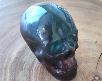 Djupblå och kopparfärgad hartsskalle: Halloweendekorationspappersvikt