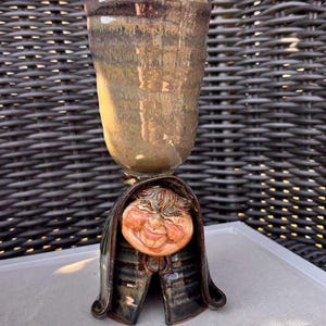 Vintage signerad CLARK Studio Art Pottery Ansiktsbägare, Quasimodo/Gammal Häxbägare