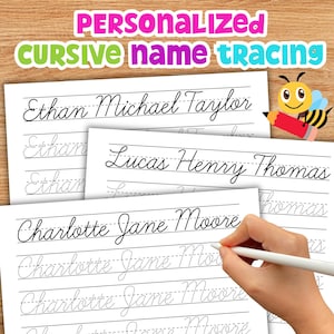 Può includere: Fogli di carta bianca con esercizi personalizzati di scrittura in corsivo su righe. Il testo recita PERSONALIZED CURSIVE name TRACING. È presente un'ape stilizzata che tiene una matita rossa. Una mano impugna uno stilo bianco sul foglio.