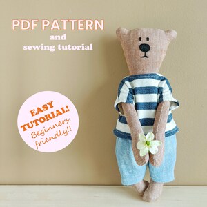Op de afbeelding: Een PDF-patroon en een naaihandleiding voor een bruin-wit gestreepte teddybeer die een bloem vasthoudt. De handleiding wordt beschreven als gemakkelijk en geschikt voor beginners.