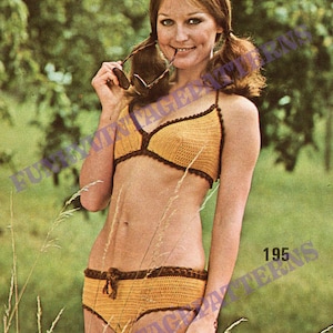 Op de afbeelding: Een gehaakt bikini-top en -onderdeel in een bruin en gele kleurstelling. De top heeft een halter-stijl en het onderdeel heeft een hoge taille. Het model draagt de bikini in een grassige buitenomgeving.
