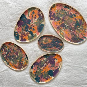 Juego de bandejas de cerámica abstractas hechas a mano / Bandeja de servir de cerámica colorida / Plato artesanal moderno / Plato decorativo pintado a mano / Decoración única para el hogar