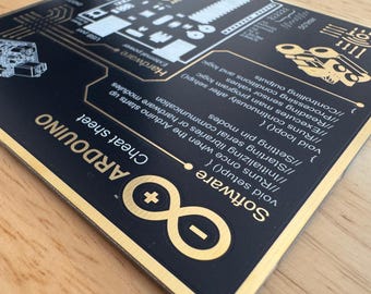 Sottobicchieri con schema riassuntivo per PCB Arduino: circuito stampato con tracce d'oro