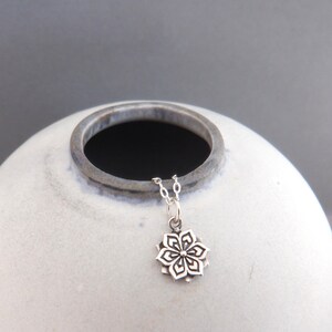 Collar pequeño de mandala de plata esterlina: dije de flor de loto, joyería bohemia zen de 3/8 de pulgada.