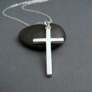 Collar con cruz de plata de ley. GRANDE. Colgante de cruz moderno martillado. Para hombre, mujer o unisex. Amuleto de fe. Joyería cristiana sencilla. 3,2 cm (1 1/4")