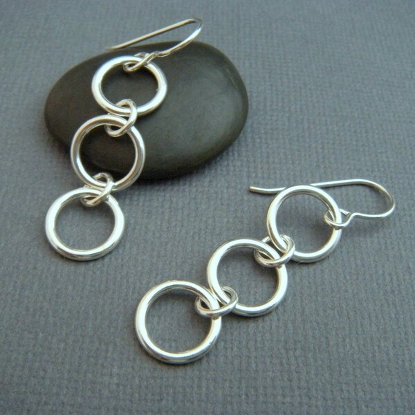 Pendientes largos de plata. Pendientes circulares largos. Pendientes largos de plata de ley. Pendientes de malla. Pendientes geométricos. Círculos escalonados de 9,5 mm.